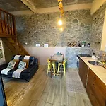 Victoria Tiny Stone House Lodge