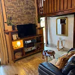 Victoria Tiny Stone House Lodge
