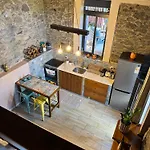 Victoria Tiny Stone House Lodge
