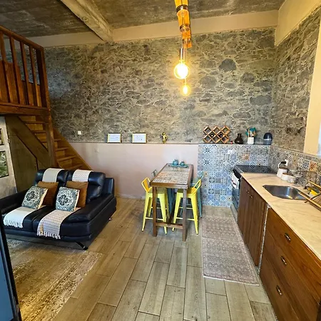 Victoria Tiny Stone House Lodge