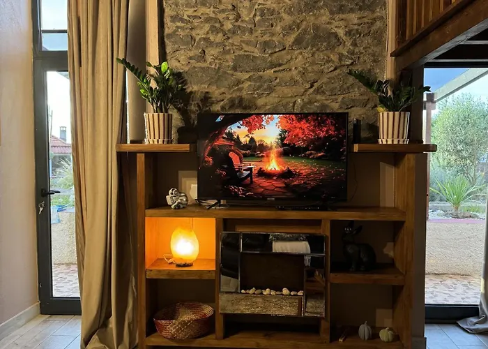 Victoria Tiny Stone House 山林小屋 蓬塔杜帕戈