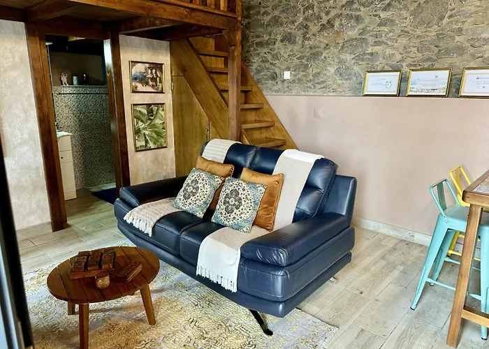 Victoria Tiny Stone House Lodge