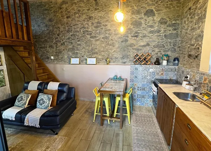 Victoria Tiny Stone House 山林小屋