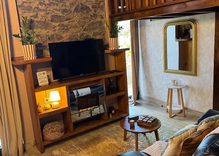 Victoria Tiny Stone House Lodge