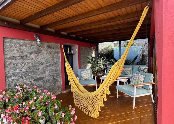 Victoria Tiny Stone House 山林小屋