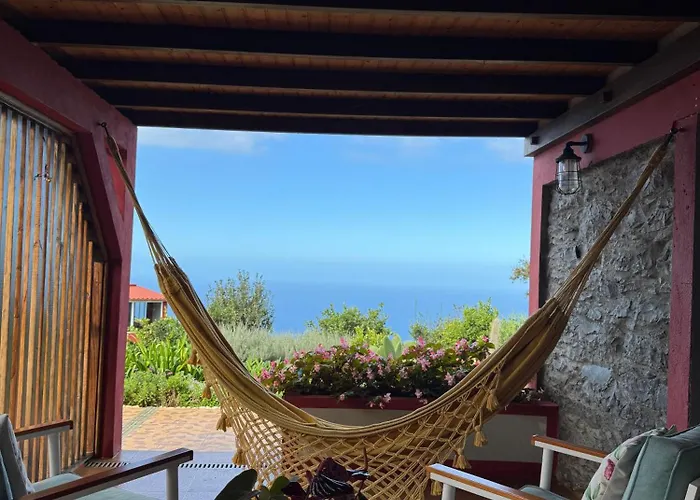 Victoria Tiny Stone House 山林小屋